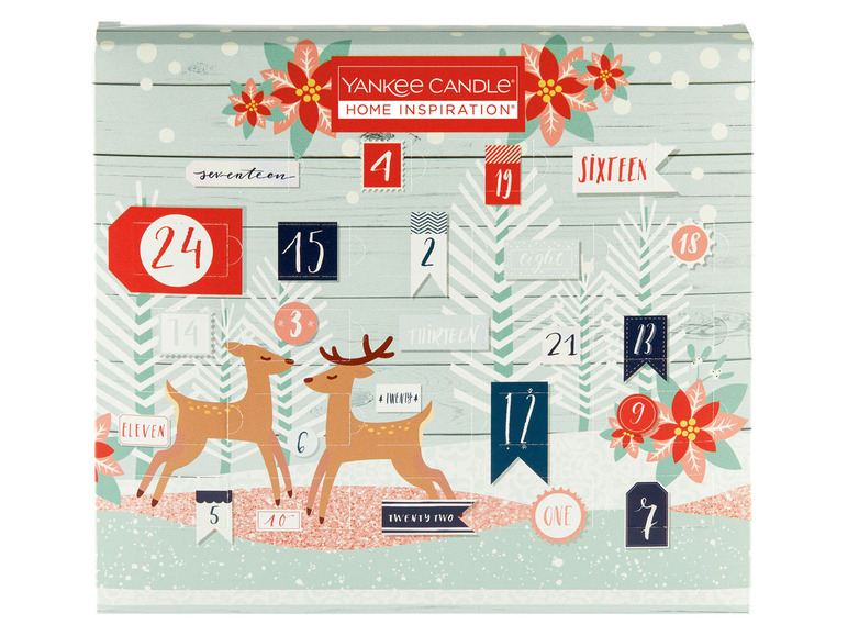 Ein Adventskalender mit 24 Türchen, Rehen und Weihnachtsdekoration.