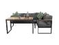 Graues Gartensofa mit Holztisch, grünen Kissen und einer Wasserflasche.