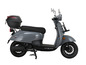 Ein grauer Alpha Motors Scooter mit einem Topcase.