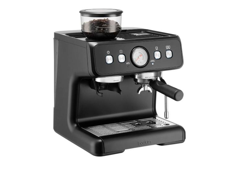 Schwarze Kaffeemaschine mit integrierter Mühle und Manometer, mit Kaffeebohnen im Behälter.