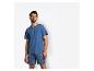Mann in blauem T-Shirt und gestreiften Pyjamashorts