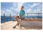 Mann in blauem Poloshirt und Shorts, trägt ESMARA MEN Freizeitschuh, sitzt am Meer.