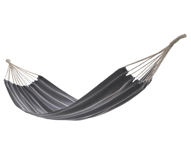 Grau-beige gestreifte Hängematte für den Außenbereich.