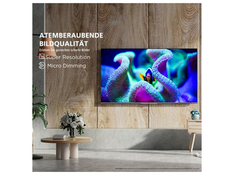 Ein Fernseher mit Super Resolution und Micro Dimming Technologie, mit einem Bild von einem Fisch und Korallen.