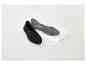 Schwarze Damen-Ballerinas und ein weißer Waschbeutel auf weißem Hintergrund.