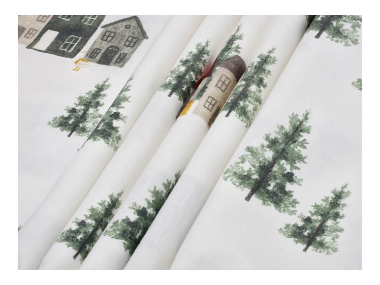 Weißer Stoff mit Häuser- und Tannenbaum-Muster.