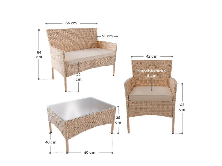 Rattan-Gartenmöbel-Set mit Sofa, Sessel und Couchtisch, inklusive Kissen und Maßen.