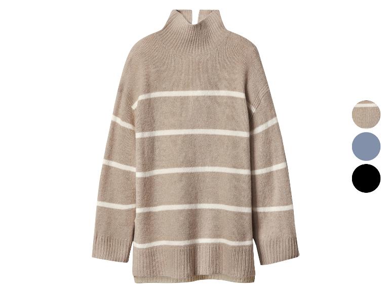 Gestreifter beiger Strickpullover mit weißen Streifen und Rollkragen.