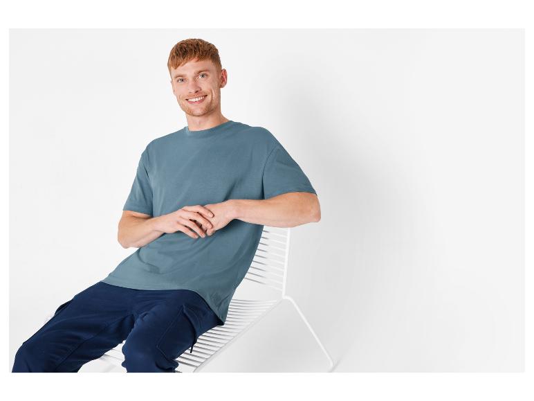 Dunkelblaues T-Shirt und Carghose für Herren.