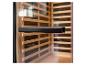Infrarotsauna-Glastür mit schwarzem Griff und Holzlatten-Interieur.