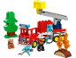 Spielzeug-Feuerwehrauto mit Feuerwehrmann, Baum, Eichhörnchen und Lagerfeuer.
