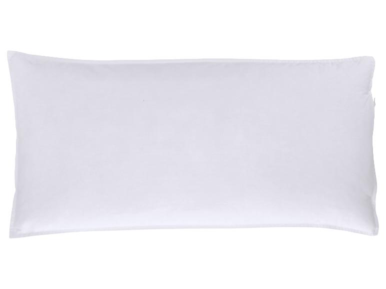 Ein weißes Kissen mit glattem, rechteckigem Aussehen.