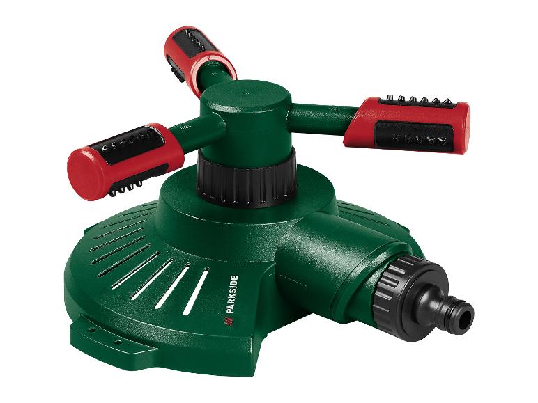 Ein grüner Parkside Sprinkler mit roten Sprühköpfen.