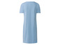 Ein hellblaues T-Shirt-Kleid.