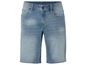 Hellblaue Jeans-Shorts.