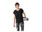 Lächelnde Frau in schwarzem Sporttop und gemusterten Leggings, hält eine graue Yogamatte.