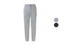 Graue Jogginghose mit kleinem Logo.