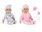 Zwei Babypuppen mit Schnullern, Flaschen und passenden Outfits.