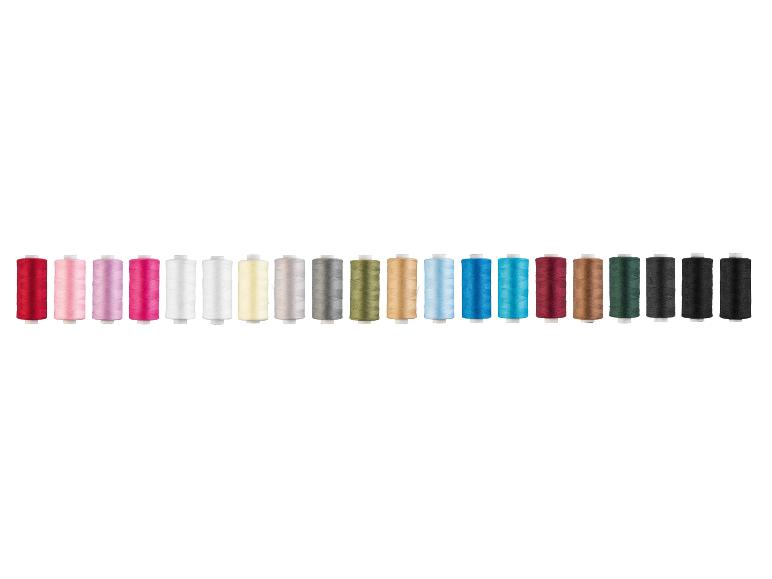 Eine Reihe bunter Garnrollen in Rot-, Rosa-, Weiß-, Gelb-, Grau-, Grün-, Blau-, Braun- und Schwarztönen.