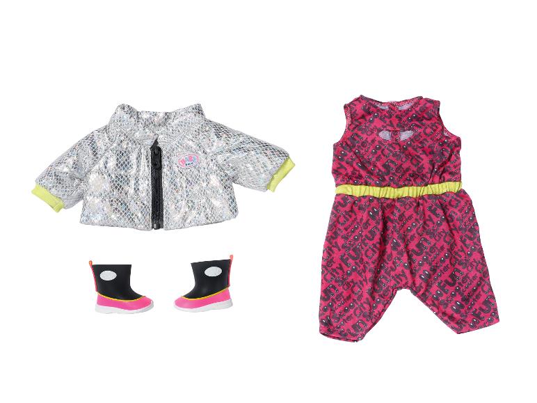 BABY born Puppenkleidung: silberne Jacke, pinker Overall mit Text und schwarze Stiefel.