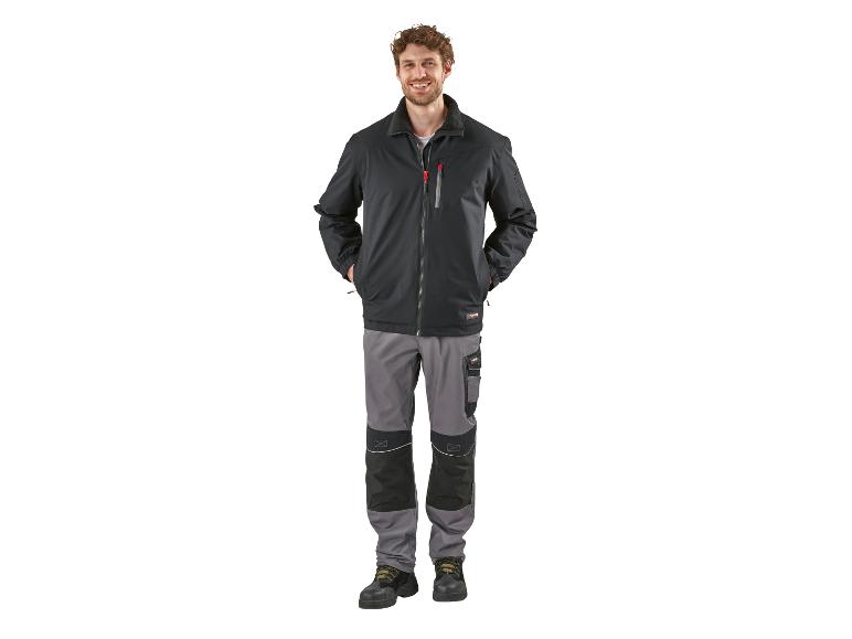 Mann in schwarzer Arbeitsjacke und grau-schwarzer Arbeitshose.