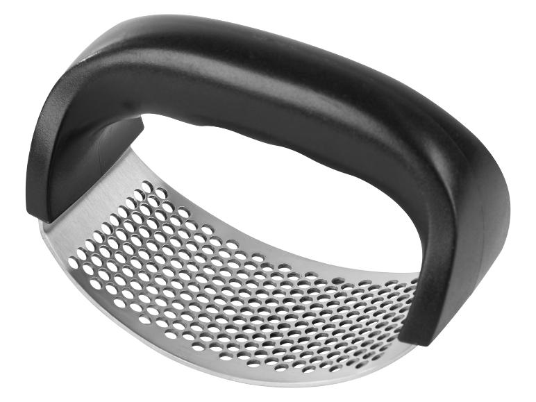 Ein Knoblauchpresser aus Edelstahl mit schwarzem Griff.