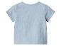 Hellblaues kurzärmeliges Baby-T-Shirt aus strukturiertem Stoff, Rückansicht.