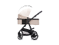 Beiger Kinderwagen mit verstellbarem Verdeck und Ablagekorb, Seitenansicht.