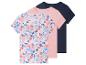 Drei T-Shirts: eins mit Muschelprint, eins rosa und eins dunkelblau.
