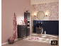 Badezimmer mit rosa Wänden, dunkelgrauen Schränken und Blumentapete.