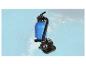 Blaues Schwimmbadfiltersystem mit Pumpe, auf einer blauen Wasseroberfläche