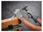 Mann bearbeitet Holz mit Meißel und Parkside Hammer an einer Werkbank.