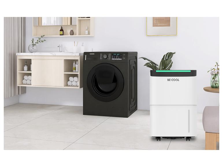 Schwarze Samsung Waschmaschine und Be Cool Luftreiniger in einem modernen Badezimmer.