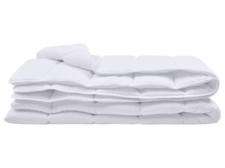 Weiße gefaltete Bettdecke mit gesteppten Nähten.