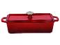 Rote gusseiserne Auflaufform mit Deckel.