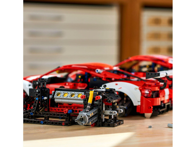 Gehe zu Vollbildansicht: LEGO® Technic 42125 »Ferrari 488 GTE AF Corse #51« - Bild 7