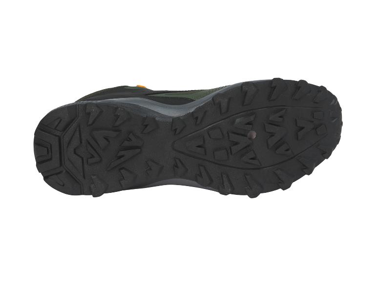 Sohle eines grün-schwarzen Wanderschuhs.