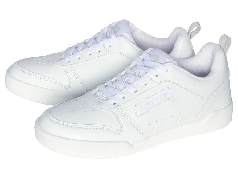 Ein Paar weiße Sportschuhe mit weißen Schnürsenkeln und einem dezenten Logo.