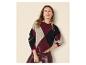 Lächelnde Frau in einem bordeauxroten, schwarzen und beigen Argyle-Pullover mit Lederhose.