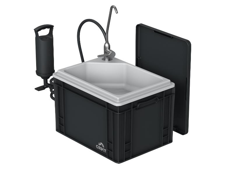 Tragbares Campingwaschbecken mit Handpumpe, Wasserhahn und schwarzer Aufbewahrungsbox.