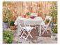 Weißer Tisch und Klappstühle, Gartenset.