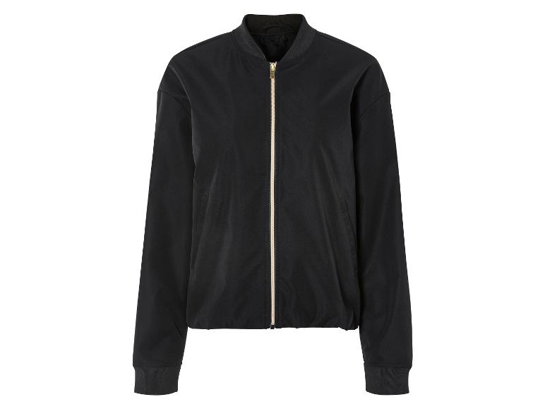 Eine schwarze Bomberjacke mit goldenem Reißverschluss.