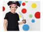 Ein Junge mit Piratenhut und Schwert vor einem Hintergrund mit bunten Punkten.