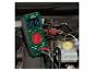 Digitales Multimeter zeigt 16°C, verwendet im Motorraum.
