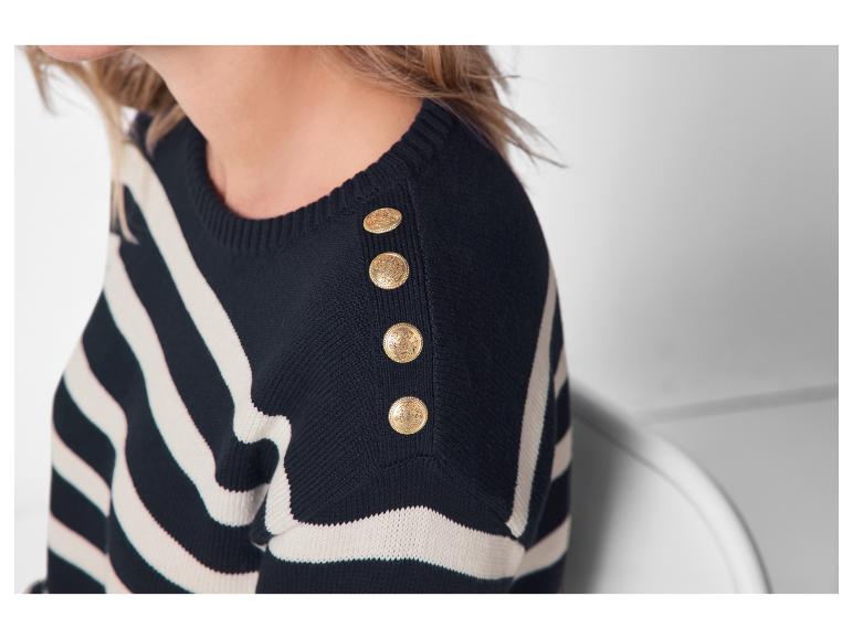 Marineblau-weiß gestreifter Pullover mit goldenen Knöpfen an der Schulter
