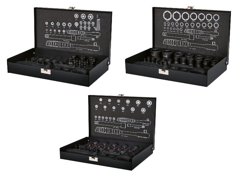 Drei schwarze Werkzeugsätze mit verschiedenen Schlüsseln und Bits, in offenen Kästen angeordnet.