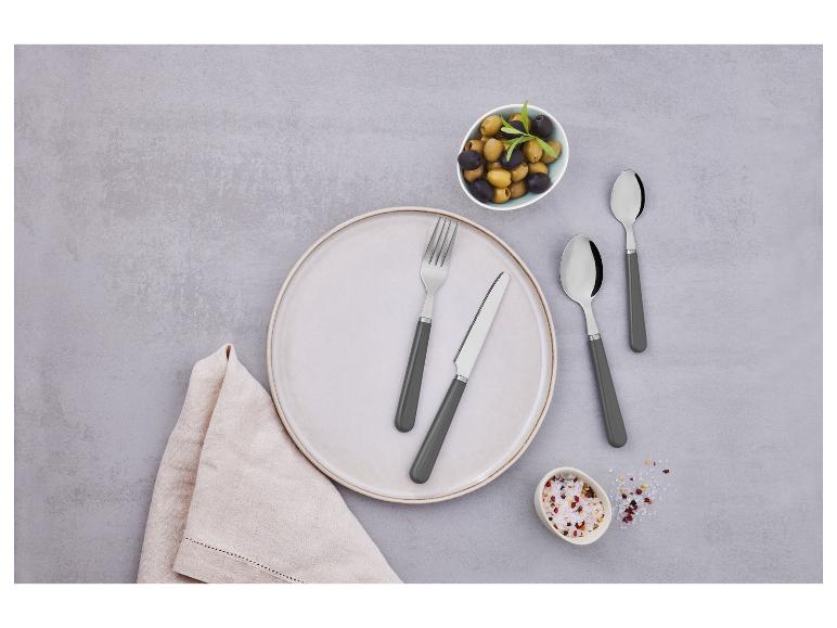 Messer, Gabel und Löffel mit grauen Griffen auf einem Teller.