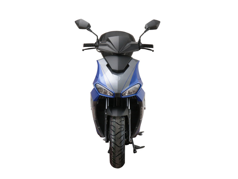 Ein blauer Elektroroller mit einem schwarzen Sitz.