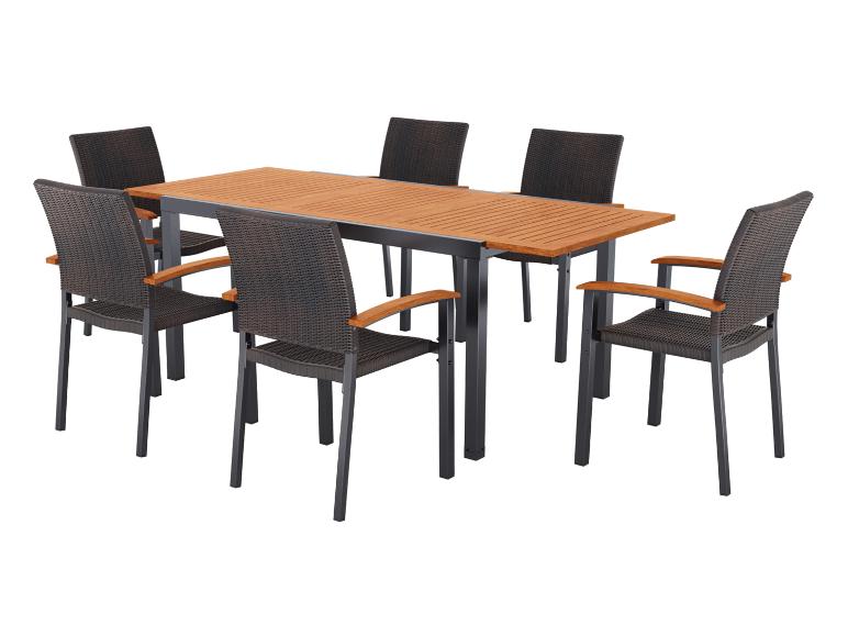 Gartenmöbel-Set mit rechteckigem Holztisch und sechs dunklen Rattan-Stühlen mit Holzarmlehnen.