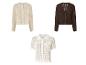 Drei Lochstrick-Cardigans: zwei langärmelig (beige und braun) und einer kurzärmelig (weiß).